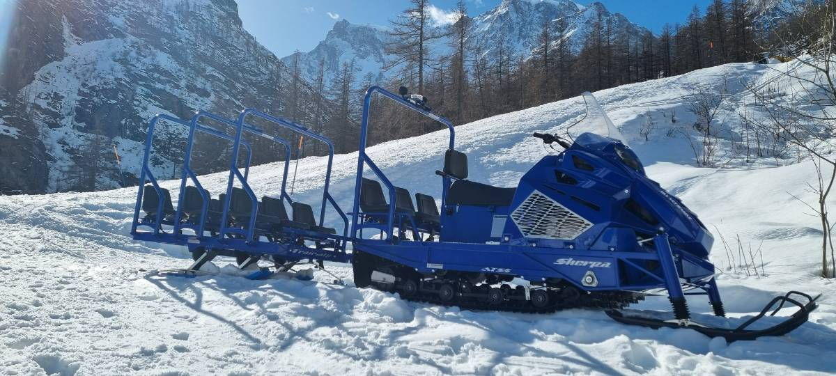 SCHNEEMOBILAUSFLUG UND HÜTTENAPÉRO AUF DER ALPE BURKI - Wochenende im Schnee mit Motorschlittenausflug und Aperitif in einer Berghütte in Macugnaga!
Magisches Motorschlittenerlebnis für die ganze Familie!
- Auffahrt mit dem Sessellift zur Alpe Burki bei Sonnenuntergang;
- Apéro im Bauernhaus der Alpe Burki mit typischen Wurst- und Käsespezialitäten, einem guten lokalen Wein und hausgemachtem Kuchen; 
- Faszinierende und lustige Motorschlittenabfahrt im Zauber des Abends! 

Ein einzigartiges Erlebnis für Paare, Gruppen von Freunden und Familien mit Kindern.
Buchen Sie jetzt Ihr Abenteuer in den Alpen und lassen Sie sich von der Schönheit Macugnagas überraschen