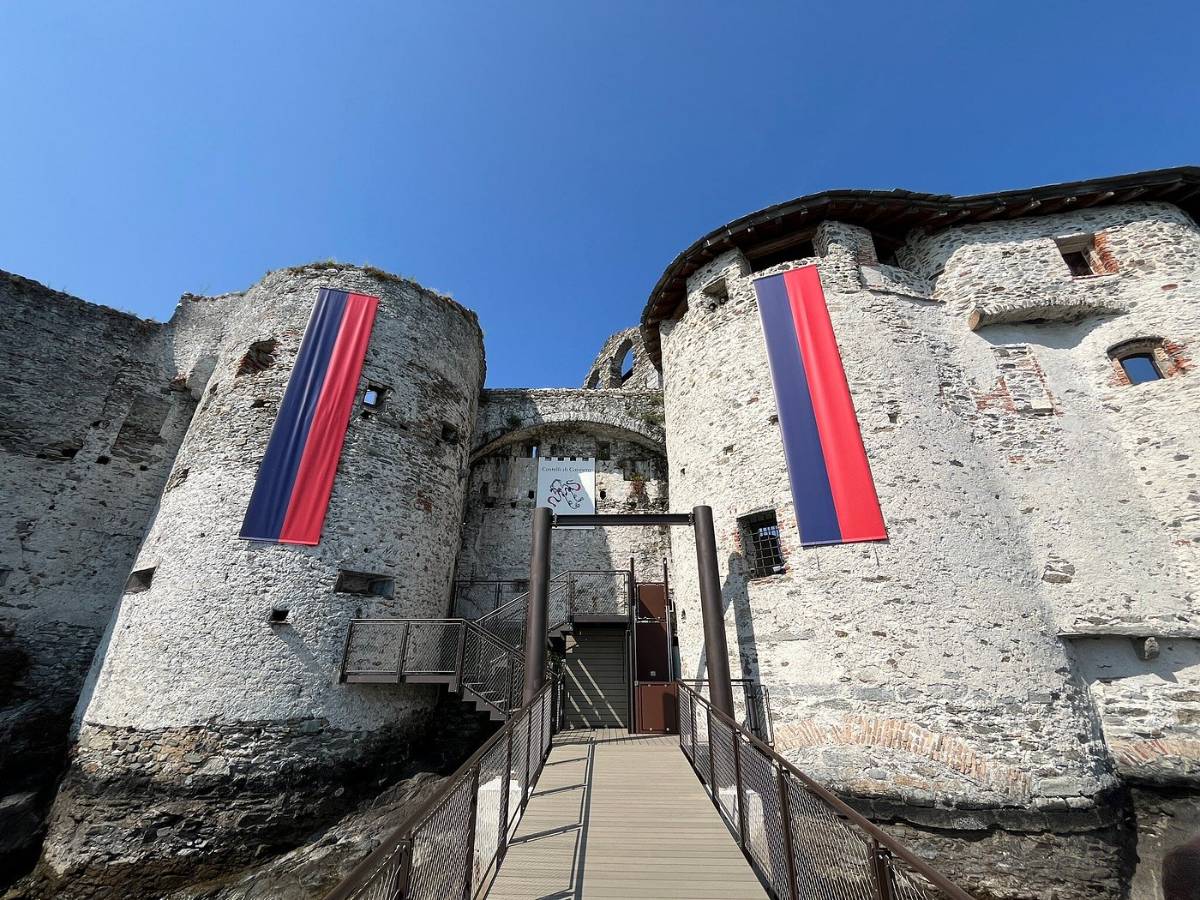 KINDER 3-11 - ALTO LAGO - Entdecken Sie den Lago Maggiore mit diesem Spezialticket!

Maggiore Centro Alto Lago beinhaltet:
- Schiffstageskarte für die Strecke Cannero-Luino-Maccagno-Cannobio (Navigazione Lago Maggiore)
- Eintritt zu den Castelli di Cannero (+ Hin- und Rückfahrt mit dem Motorboot ab Cannero)
- Mittagessen mit festem Menü im Restaurant I Castelli (Hauptgericht und Dessert, inklusive Wasser und Kaffee)

Der ermäßigte Eintrittspreis gilt für Kinder im Alter von 3 bis 11 Jahren
