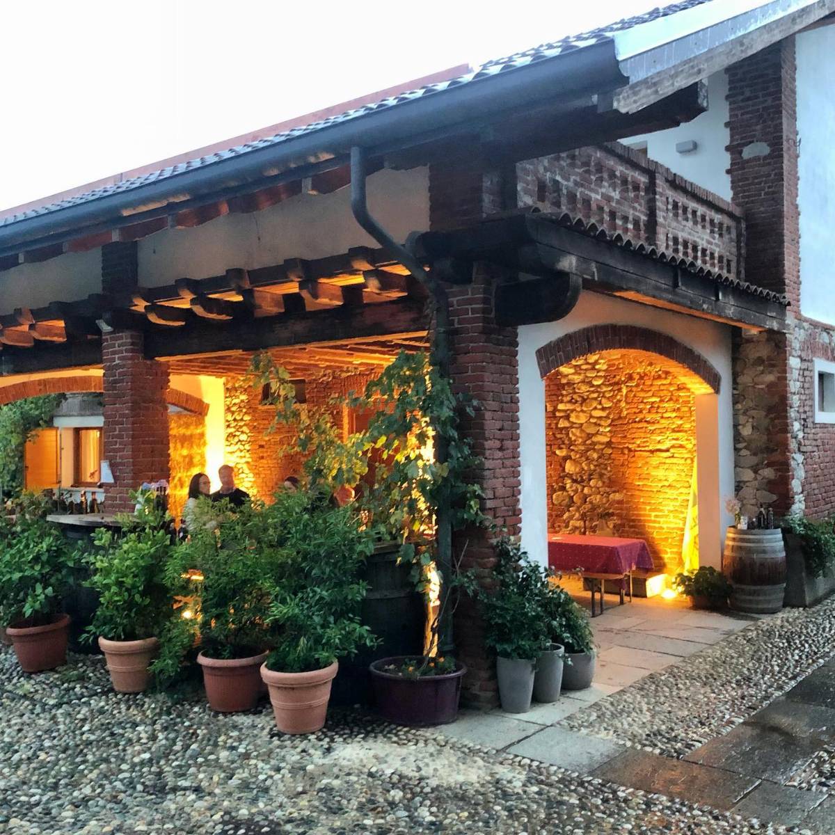 Besuch eines Weinguts, Weinprobe und eine Übernachtung - Besichtigung der Weinkellerei, Weinverkostung DOC Colline Novaresi und eine Übernachtung in einem Doppelzimmer.
Der angegebene Preis (240 Euro) bezieht sich auf ein Doppelzimmer
