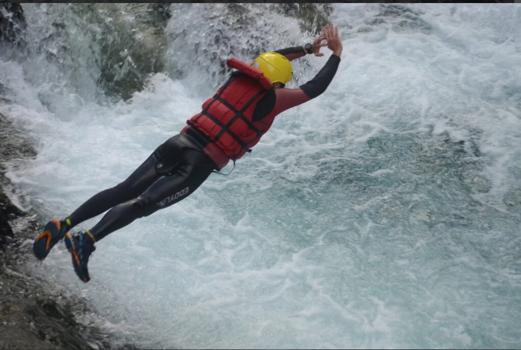 FLUSS-TREKKING - Die Gole del Sesia sind ein bekanntes Ziel für Rafting und Hydrospeed, doch dieses Erlebnis ist etwas ganz Besonderes: vollkommen in die Natur eingebettet, umgeben von majestätischen Felswänden und klarem, erfrischendem Wasser. Wenn Sie etwas Neues und Abenteuerliches erleben möchten, ist eine Flusswanderung durch die Sesia-Schluchten genau das Richtige für Sie!
Mindestteilnehmerzahl: 3 Personen. Wenn Sie allein unterwegs sind, muss geprüft werden, ob es andere Gruppen gibt, denen Sie sich anschließen können.
Wir bitten Sie, uns vor der Buchung zu kontaktieren, damit wir die Verfügbarkeit der Aktivität für Ihr gewünschtes Datum und Ihre Wunschzeit überprüfen können.
E-Mail: info@consorzio-maggiore.eu
WhatsApp: +39 371 370 5596
