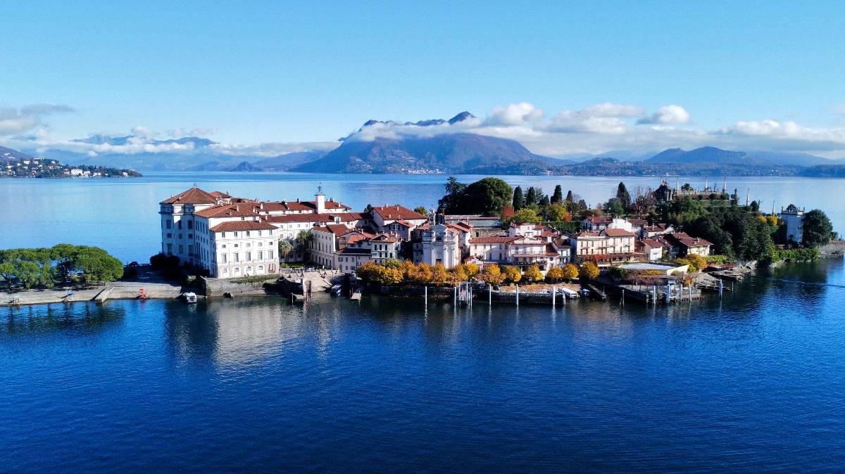 Borromäische Inseln: Privates Motorboot, Museen, Mittagessen - Genießen Sie einen einzigartigen Tag auf dem Lago Maggiore, an Bord eines Motorbootes, das Ihnen exklusiv zur Verfügung steht, und in Begleitung eines Führers, der Sie zu den Schönheiten der Isola Bella, Santa Caterina del Sasso und Isola Pescatori führt! Runden Sie das Erlebnis mit einem köstlichen Mittagessen in der Ristolounge Elvezia auf der Isola Bella ab.

Die Gesamtkosten der Aktivität betragen 1298,00 Euro bei einer Mindestteilnehmerzahl von zwei Personen (649,00 Euro pro Person).
Ab der dritten Person wird ein Zuschlag von 439,00 Euro pro Person erhoben